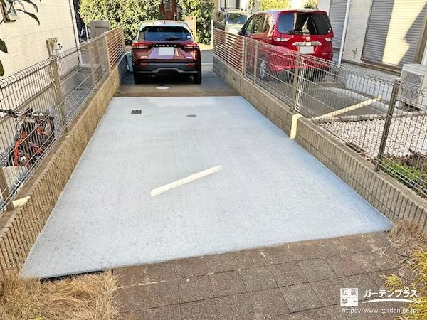 既存の芝生部分にコンクリートを打ち駐車スペースを拡張した工事