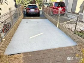 既存の芝生部分にコンクリートを打ち駐車スペースを拡張した工事
