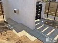 門柱のポストへと続くアプローチ