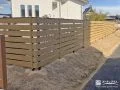 心地よい光や風をとおす木目調の目隠しフェンス
