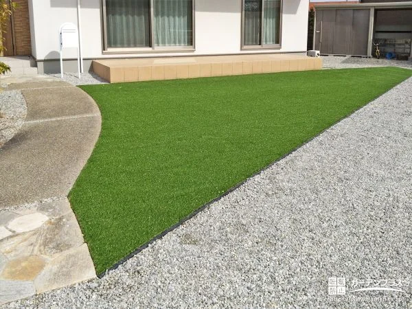 ふかふかした踏み心地が気持ち良い緑鮮やかな人工芝の敷設工事