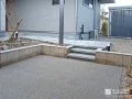 安全に利用できる華やかな印象の玄関アプローチと階段