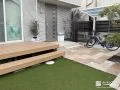 緑鮮やかでローメンテナンスな人工芝のお庭
