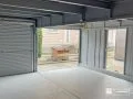 作業スペースとしても活用しやすい広々としたガレージ内