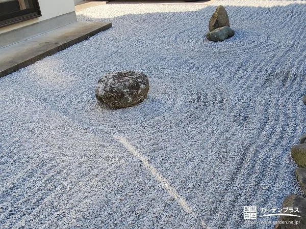 丁寧に描かれた砂紋が和の趣を感じさせるお庭リフォーム工事