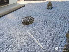 丁寧に描かれた砂紋が和の趣を感じさせるお庭リフォーム工事
