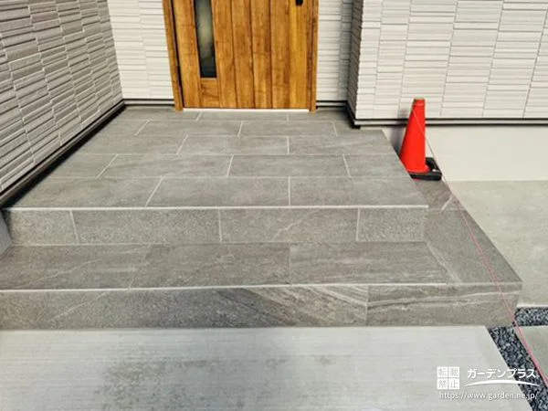 動線を広げるL字型のステップ