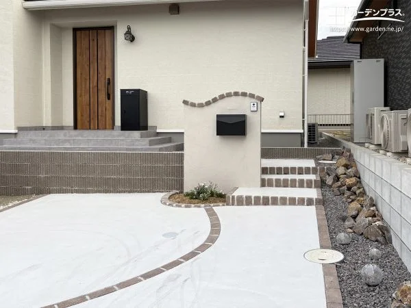 レンガデザインが統一感を演出する温かな門周り