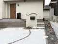 レンガデザインが統一感を演出する温かな門周り