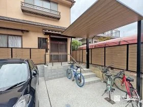 木目調デザインが心地よい空間を生み出す玄関アプローチ[施工後]