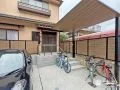 木目調デザインが心地よい空間を生み出す玄関アプローチ