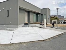 スロープ状に舗装したスタイリッシュな駐車スペース[施工後]