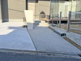 シンプルながらもセンスの光る塗装仕上げの機能門柱[施工後]