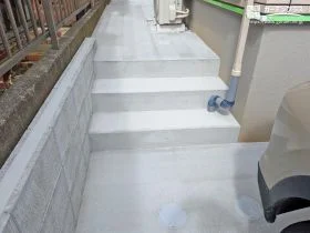 駐輪スペースとしても利用できる建物沿いの空間[施工後]