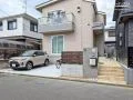 石貼りアプローチが迎える上品で華やかな新築外構