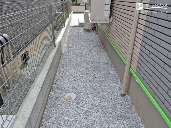 防草シートと砂利で雑草対策した犬走り