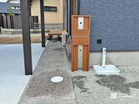 ブルーグレーの外壁にぬくもりを添える機能門柱[施工後]