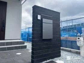 黒が際立つ天然石ブロックの造作門柱[施工後]