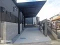 ブラックが際立つモダンな駐車スペース