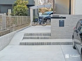 自転車を押しての移動もしやすい安心設計のアプローチ[施工後]
