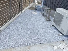 防草シートと砂利でローメンテナンスに仕上げた犬走り[施工後]