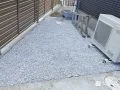 防草シートと砂利でローメンテナンスに仕上げた犬走り