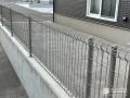 解放感を保ちつつ敷地を区切るメッシュフェンス