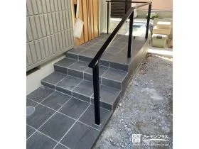 上品なグレーのタイルで仕上げた玄関ポーチとアプローチの工事