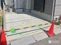 駐車スペースの芝生を撤去しコンクリートで平らに整えた工事