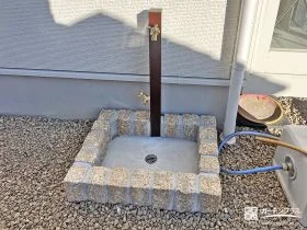 ゴールドの蛇口が映えるシンプルな立水栓[施工後]