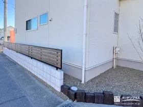 優しい木目フェンスで道路からの視線をカットするリフォーム工事