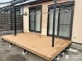 ナチュラルな見た目ながらも人工木製で長持ちするデッキ設置工事