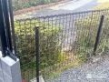 開放感を保ちつつ境界を区切るメッシュフェンス