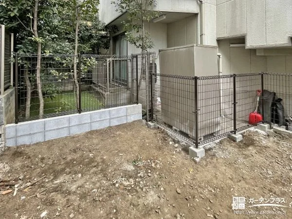マンションの敷地境界にフェンスを取り付け防犯性を向上した工事