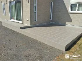 家と庭をゆるやかにつなぐ心地よいタイルデッキ[施工後]
