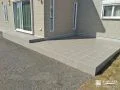 家と庭をゆるやかにつなぐ心地よいタイルデッキ