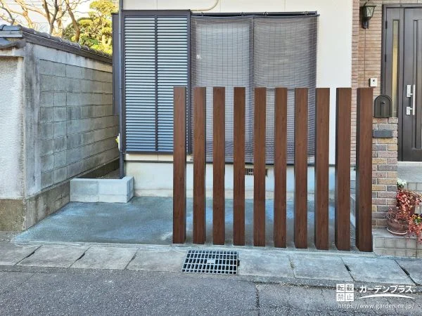 木目調の角柱を並べ目隠しフェンスとして活用した敷地境界工事