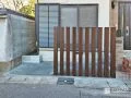 木目調の角柱を並べ目隠しフェンスとして活用した敷地境界工事