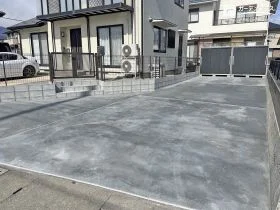 幅と奥行きをたっぷり確保した駐車スペース[施工後]