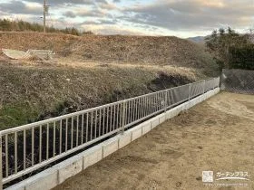 敷地境界に転落防止を兼ねた境界フェンスを施工[施工後]
