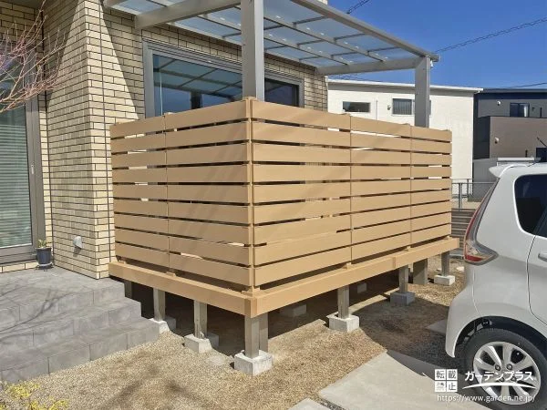テラス屋根と程よい目隠しをするフェンス付きの快適なデッキ工事