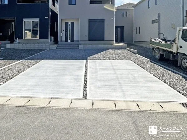 平らな土間コンクリートを打設することで駐車を快適にした工事