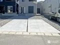 平らな土間コンクリートを打設することで駐車を快適にした工事