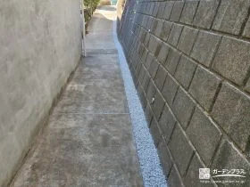 アプローチ脇の雑草対策[施工後]