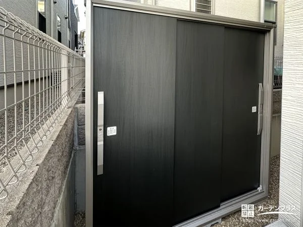 ダークウッド調のデザインがシックな印象の物置