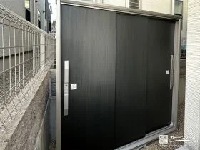 ダークウッド調のデザインがシックな印象の物置[施工後]