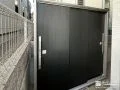 ダークウッド調のデザインがシックな印象の物置