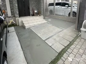 芝生と砂利敷きだった玄関周りにコンクリートを打ち整えた工事