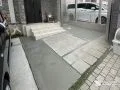 芝生と砂利敷きだった玄関周りにコンクリートを打ち整えた工事