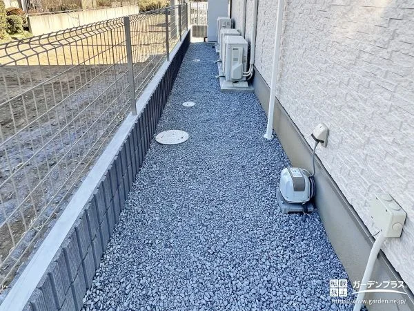 軽やかな印象で敷地を区切るメッシュタイプのフェンス設置工事